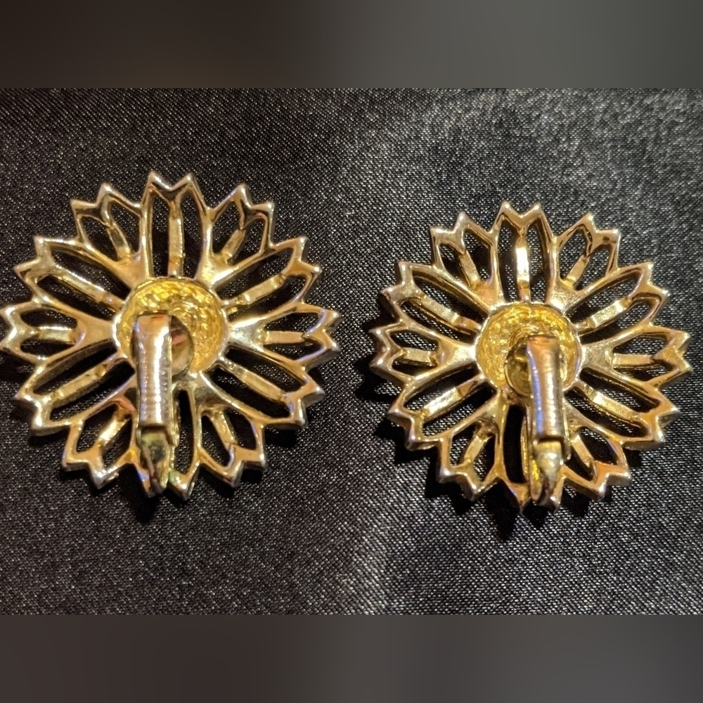 Sarah Coventry Large Vintage Gold Tone Sunflower Clip On Earrings 1 1/4" - Picture 4 of 4